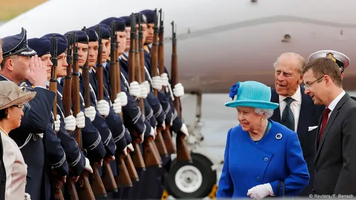 Königin Elizabeth und Prinz Philip am Flughafen Tegel 2015. Vor ihnen salutieren Soldaten.