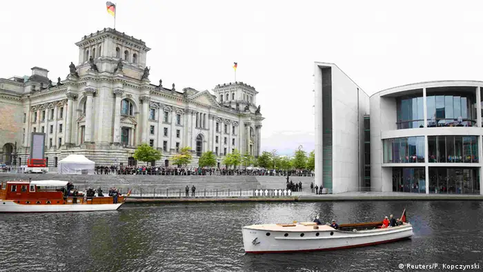 Deutschland Queen in Berlin bei Gauck Bootsfahrt