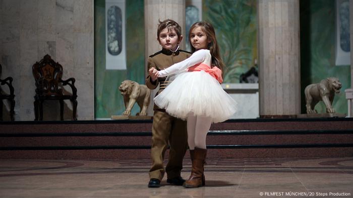 Filmszene aus dem Film The President zeigt einen uniformierten Jungen und ein Mädchen im Tüllkleid beim Tanz (FILMFEST MÜNCHEN/20 Steps Production)