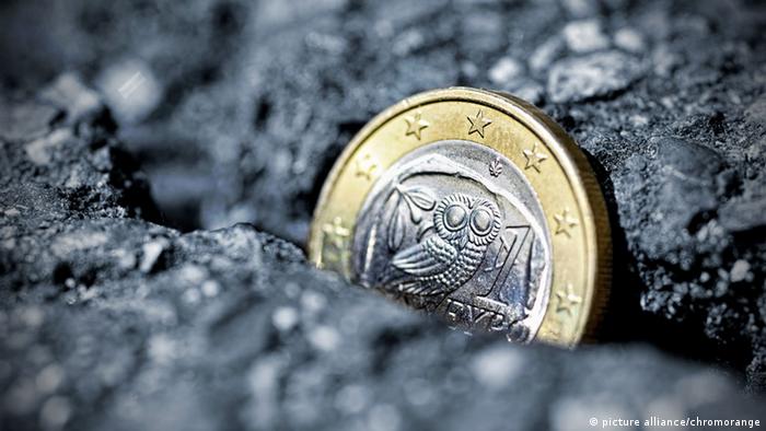 Griechische Ein-Euro-Münze in einer Asphaltritze (Foto: picture alliance/chromorange)