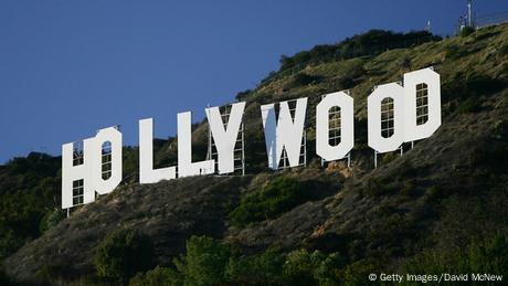 Hollywood Schriftzug in den grünen Bergen von Los Angeles.