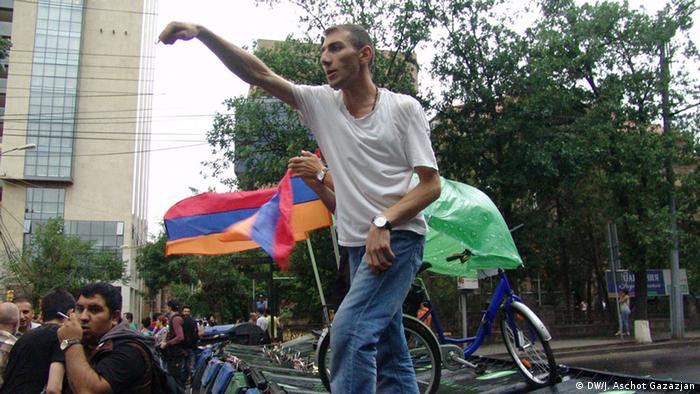 Участник акции протеста в Ереване, 25 июня