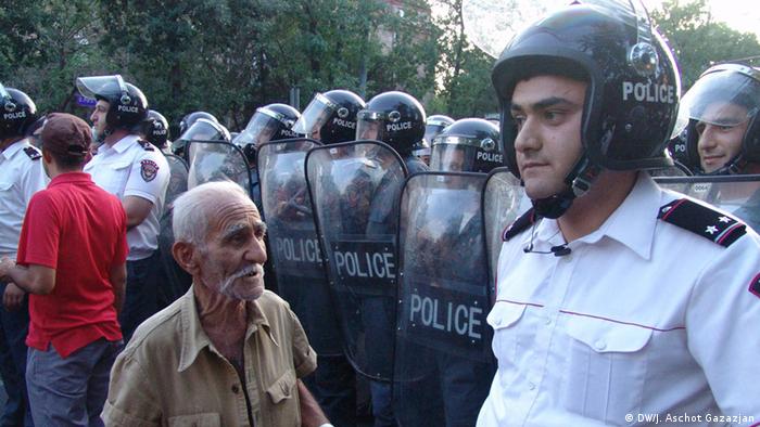 Участник акции протеста и полицейский в Ереване, 23 июня