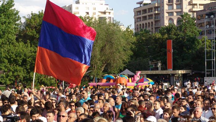 Флаг Армении над толпой участников акции протеста, 23 июня
