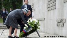 Isabel II visita ex campo nazi donde murió Ana Frank