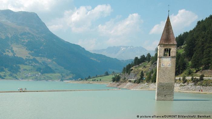 Kirchturm von Graun im Reschsee in Südtirol (Foto: picture-alliance/DUMONT Bildarchiv/U. Bernhart).