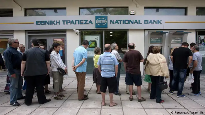 Griechenland Schuldenkrise lange Schlangen vor Geldautomaten