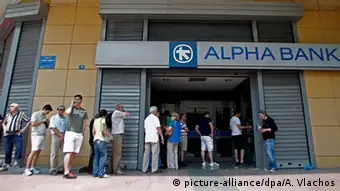 Griechenland Athen Menschen warten vor Geldautomaten