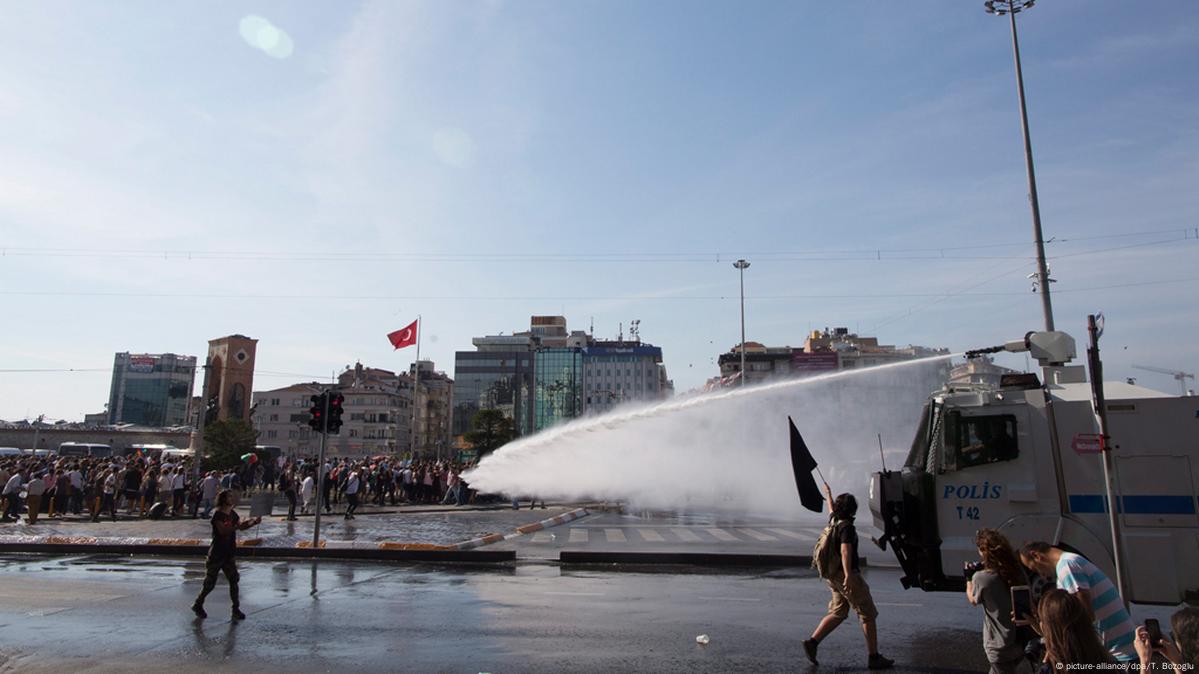 Istanbul Bans LGBT Parade – DW – 06/24/2017