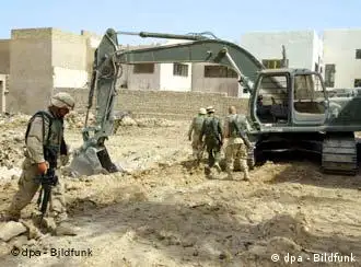 2003年4月7日美军轰炸巴格达一家餐馆后，士兵正在寻找萨达姆的尸体。有媒体报导是德国当时在巴格达的两名情报人员向美军提供了萨达姆在此逗留的信息。