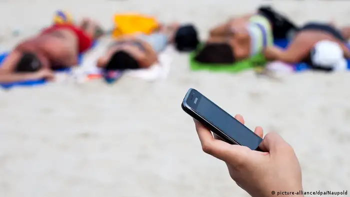 Handy Gebühren Smartphone Urlaub Ausland Roaming Symbolbild