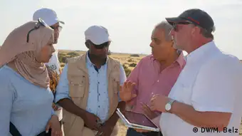 Martin Hilbert (right) tests the technology with Libyan journalists in the Tunisian desert (photo: DW Akademie/Martin Belz).