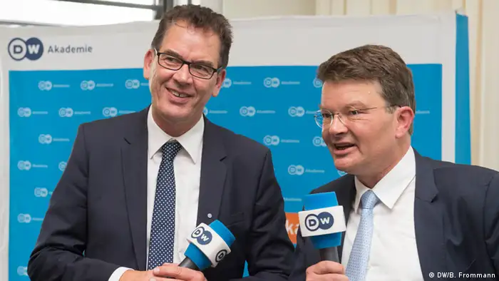 Gerd Müller (left), German Federal Minister for Economic Cooperation and Development with Christian Gramsch, DW Akademie Director (photo: Barbara Frommann).
