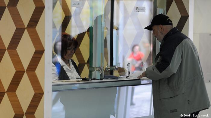Mazedonien Schaltergeschäft in einer Bank in Skopje