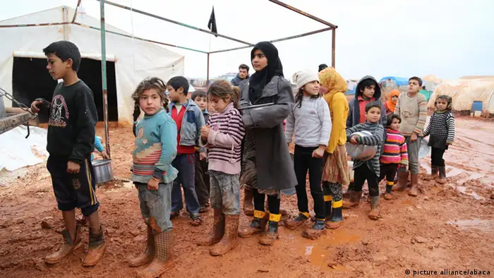 Syrische Kinder, die vor der Terrormiliz Islamischer Staat gelohen sind, warten auf Lebensmittel bei Idlib (Foto: Abacapress)