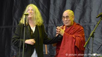 Der Dalai Lama und Patti Smith beim Glastonbury Festival 2015 (Foto: picture alliance/Photoshot)