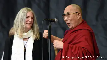 Der Dalai Lama und Patti Smith beim Glastonbury 2015
