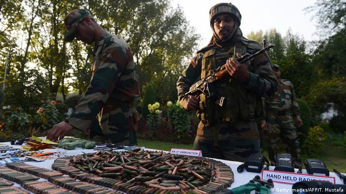 Indien Kaschmir beschlagnahmte Waffen der Rebellen