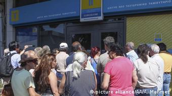 Пенсионеры перед закрытыми греческими банками.