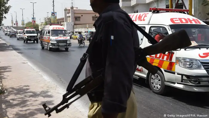 Symbolbild Pakistan Polizeieinsatz (Getty Images/AFP/A. Hassan)