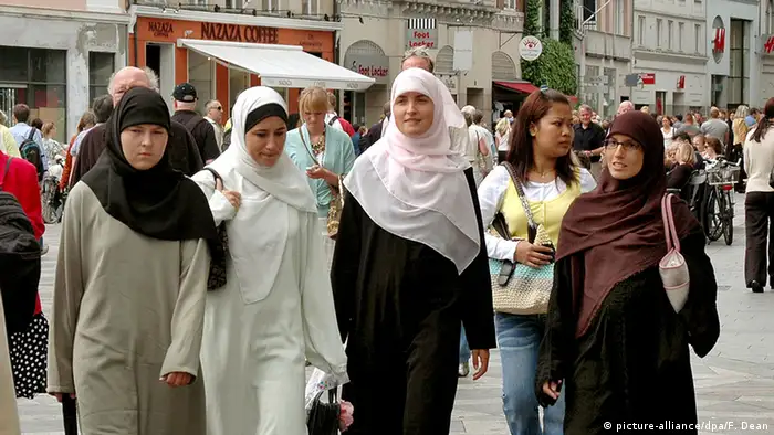 Los musulmanes pertenecientes a familias inmigrantes mantienen fuertes vínculos con su religión en todas las generaciones. Un 64 por ciento de musulmanes que vive en el Reino Unido se describe como altamente religiosos. En Austria esta cifra es de un 42 por ciento y en Alemania un 39 por ciento. Los niveles son más bajos en Francia, con un 33 por ciento, y en Suiza con un 26 por ciento.