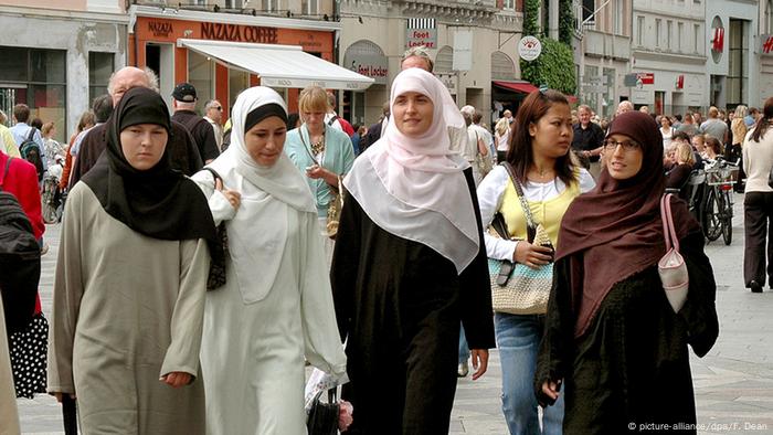 Symbolbild Frauen Islam Kopftuch Migranten in Europa
