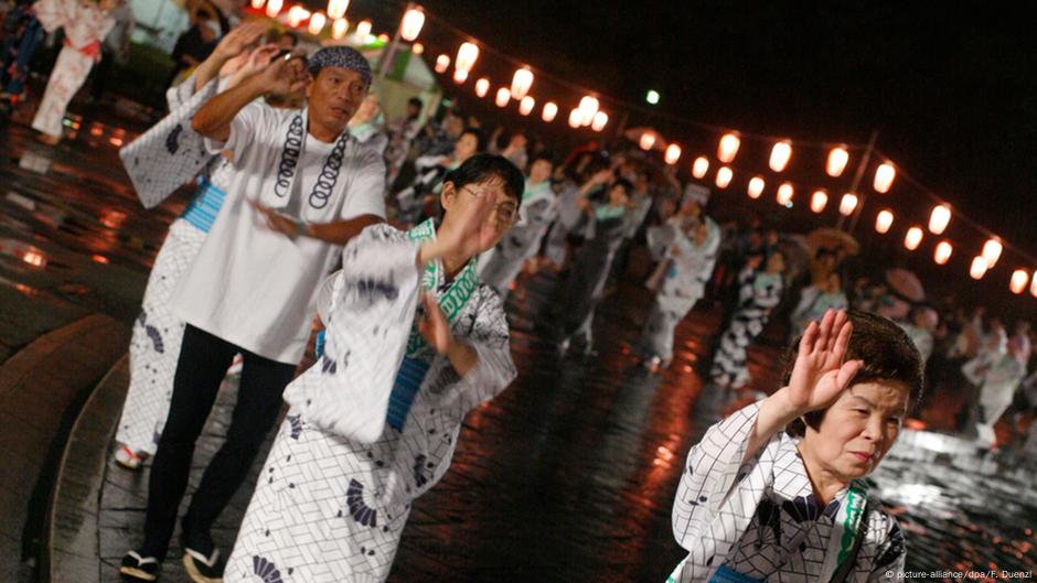 Japan: Lampioni i Obon ples u tradcionalnoj odeći