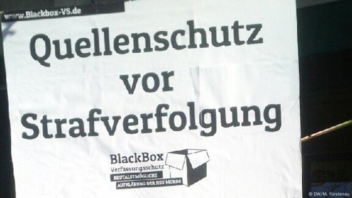 Quellenschutz vor Strafverfolgung steht auf einem Protestplakat vor dem Oberlandesgericht in München, wo der NSU-Prozess stattfindet
