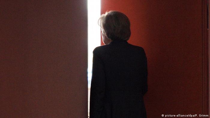 Angela Merkel an Türspalt (Foto: dpa)