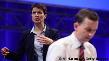 Bildunterschrift:ESSEN, GERMANY - JULY 4: Bernd Lucke, co-Chairman of the AfD (Alternative fuer Deutschland) political party, and co-Chairwoman Frauke Petry arrive for the AfD federal party congress on July 4, 2015 in Essen, Germany. The AfD, a relative newcomer to the German political landscape, won seats in several state legislatures on a right-of-center campaign stressing opposition to the Euro and other conservative populist themes. More recently the party has been torn by internal strife between centrist and more right-leaning members, as well as personal antagonism between co-chairs Bernd Lucke and Frauke Petry. (Photo by Volker Hartmann/Getty Images)