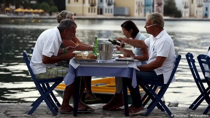 Zwei Pärchen auf der Insel Kastelorizo gönnen sich ein gutes Abendessen, 04.07.2015
(Foto: Reuters)