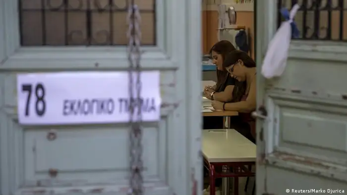 Wahlhleferinnen in einem Wahllokal in Athen, 05.07.2015
(Foto: Reuters)