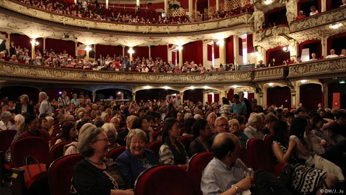 Zuschauer beim Theaterstück Das Teehaus