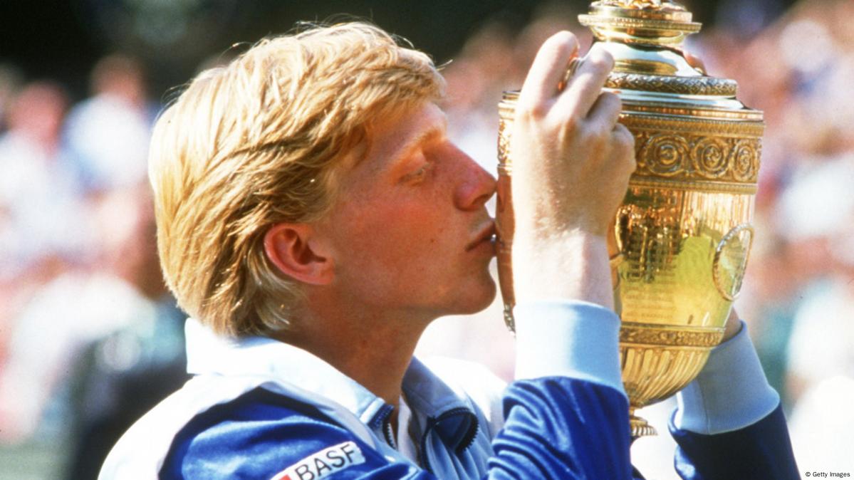 Boris Becker küsst den Siegerpokal beim Tennisturnier von Wimbledon 1985 (Foto: Getty Images)