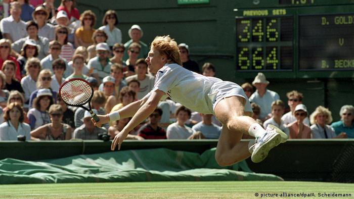 Boris Becker saltando en la pista de tenis.