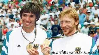 Michael Stich (li.) und Boris Becker mit ihrer gewonnenen olympischen Goldmedaille in Barcelona (7.8.92)