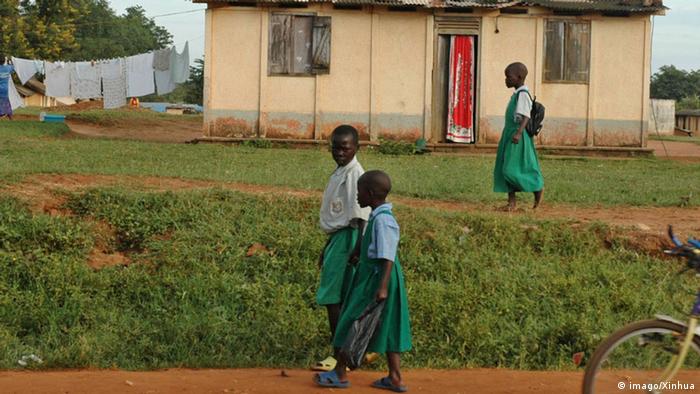 Uganda, Schulkinder auf dem Schulweg - Foto: imago/Xinhua
