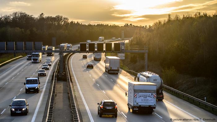 Autobahn im Abendlicht (picture-alliance/dpa/T. Eisenhuth)