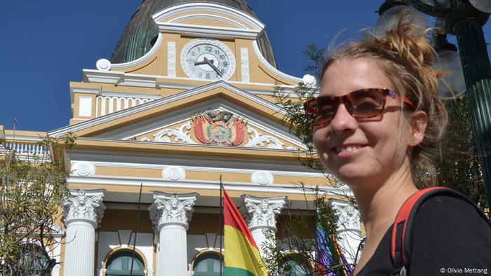 kulturweit-Freiwillige Olivia Mettang vor dem Parlamentsgebäude in La Paz (Foto: Olivia Mettang).