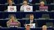 EU-Abgeordnete im EU-Parlament in Straßburg mit Nein-Schildern gegen TTIP (Foto: reuters) EU-Abgeordnete im EU-Parlament in Straßburg mit Nein-Schildern gegen TTIP (Foto: reuters)