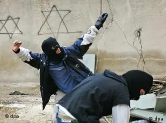 Maskierte jüdische Siedler werfen Steine auf Palästinenser in Hebron, West Bank Israel