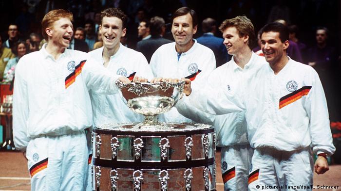 Boris Becker en la Copa Davis de 1988 junto a Patrick Kühnen, Eric Jelen y Carl-Uwe Steeb.