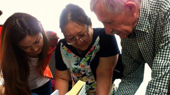 In consultation with Manfred Protze (left) from the German Press Council, committee members determine a course of action (photo: DW Akademie)