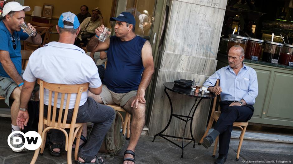 Ελλάδα: τσουχτερά πρόστιμα και απολύσεις για μη εμβολιασμένα Νέα και ανάλυση από το Europe DW