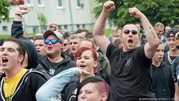 Rechte Proteste gegen das Flüchtlingslager in Freital (picture-alliance/AP Photo/J. Meyer)