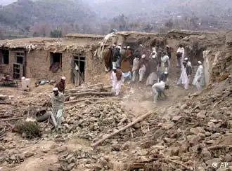 美国轰炸后的巴基斯坦边境村庄