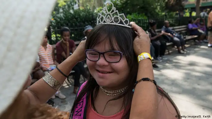 Roxanne Fernandez bekommt von ihrer Mutter für die Parade eine Krone aufgesetzt. (Foto: Getty Images)