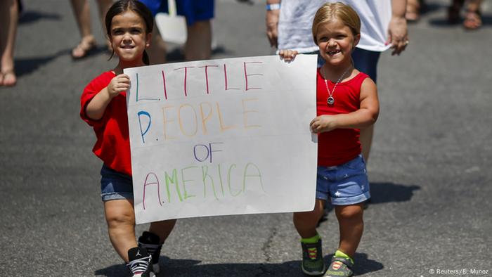Zwei Frauen halten bei der Disability Pride Parade in New York ein Schild hoch: Little People of America. (Foto: Reuters)
