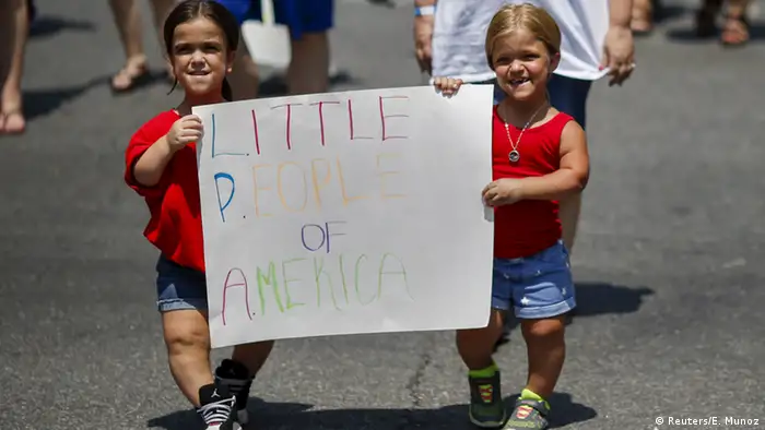 Zwei Frauen halten bei der Disability Pride Parade in New York ein Schild hoch: Little People of America. (Foto: Reuters)
