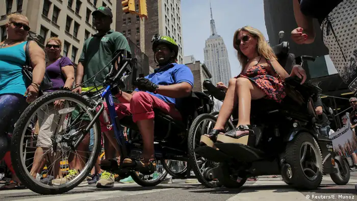 Rollstuhlfahrer auf der Disability Pride Parade in New York, USA. (Foto: Reuters)